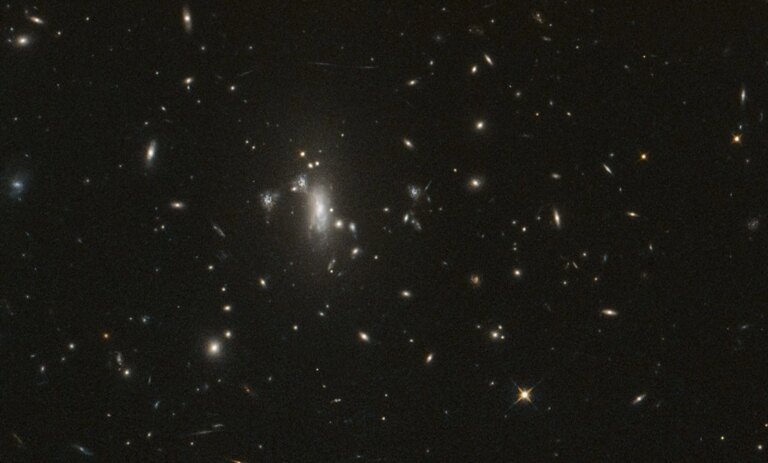 Telescópio Hubble da NASA atinge marco histórico e procura supernova indescritível
