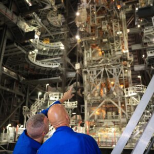 Tripulação do Artemis III visita o prédio de montagem de veículos da NASA Kennedy