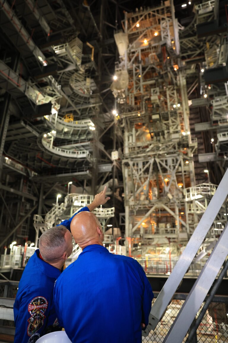 Tripulação do Artemis III visita o prédio de montagem de veículos da NASA Kennedy
