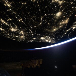 Vista da Estação Espacial da Terra à Noite