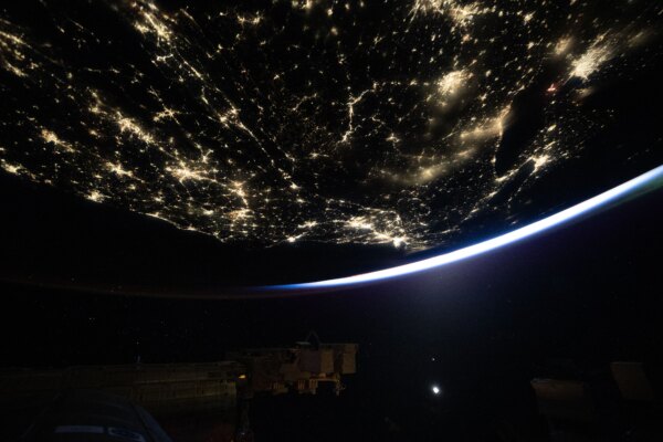 Vista da Estação Espacial da Terra à Noite
