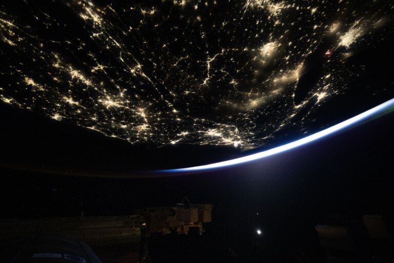Vista da Estação Espacial da Terra à Noite