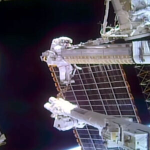100 caminhadas espaciais nos EUA a partir da ISS! Astronautas implantam novo painel solar em EVA histórico