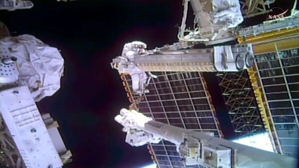 100 caminhadas espaciais nos EUA a partir da ISS! Astronautas implantam novo painel solar em EVA histórico