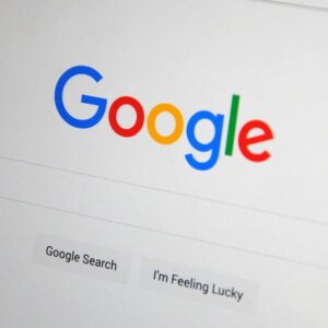 Cansou da IA no Google? Veja como bloquear resumos automáticos e limpar a busca