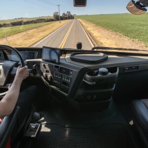 Quer dirigir caminhão ou ônibus? Veja como mudar a CNH