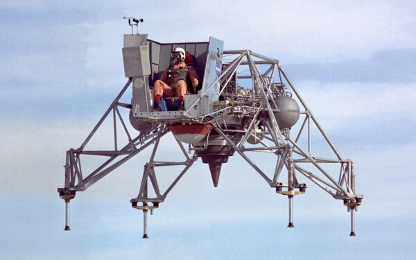 30 de outubro de 1964: O estranho veículo de pesquisa de pouso lunar da NASA faz o primeiro vôo de teste para ajudar os astronautas da Apollo a pousar na lua