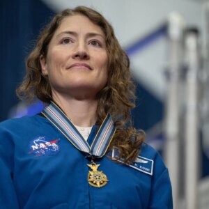 A astronauta da NASA Christina Koch se juntará aos fãs da NFL na Filadélfia