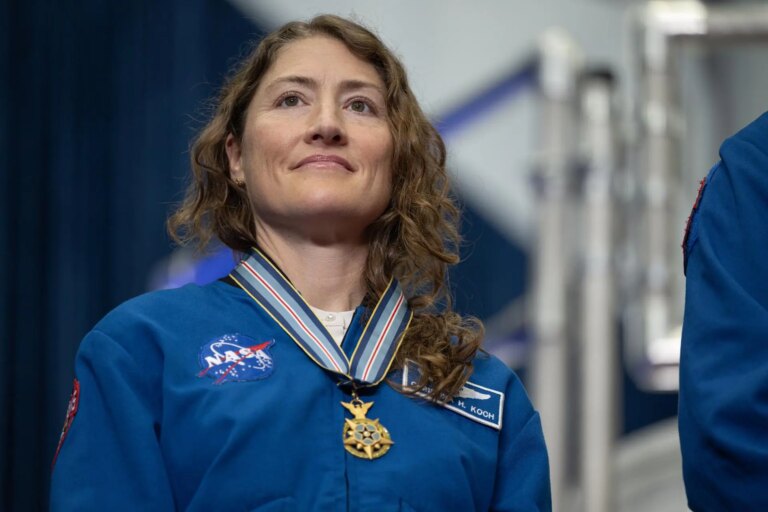 A astronauta da NASA Christina Koch se juntará aos fãs da NFL na Filadélfia