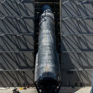 A primeira nave espacial SpaceX a sobreviver a um lançamento no espaço acaba de chegar ao seu local de lançamento