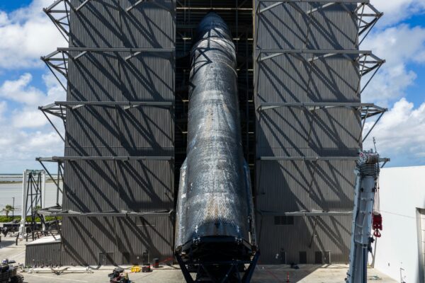 A primeira nave espacial SpaceX a sobreviver a um lançamento no espaço acaba de chegar ao seu local de lançamento