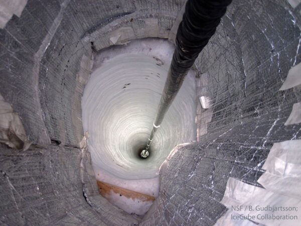 APOD: 2026, 11 de outubro - Pesca no gelo de neutrinos cósmicos