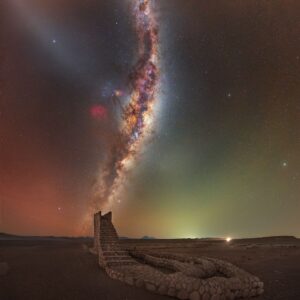 APOD: 2026, 13 de outubro - Desert Stairway to Heaven