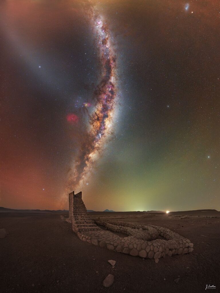 APOD: 2026, 13 de outubro - Desert Stairway to Heaven