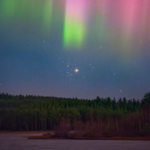 APOD: 2026, 14 de outubro - Marte e a colmeia sob uma Aurora