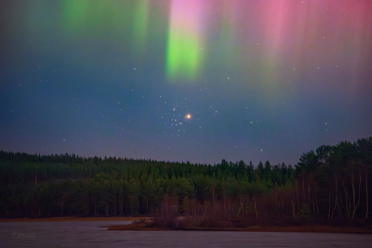 APOD: 2026, 14 de outubro - Marte e a colmeia sob uma Aurora