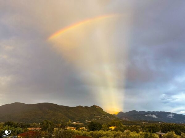 APOD: 2026, 20 de outubro - Um leque de arco-íris anticrepuscular