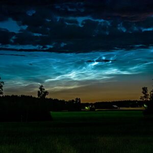 APOD: 2026, 27 de outubro - Nuvens noctilucentes sobre a Suécia