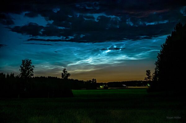 APOD: 2026, 27 de outubro - Nuvens noctilucentes sobre a Suécia