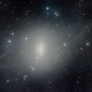 APOD: 2026, 5 de outubro - M104: As correntes de maré da Galáxia Sombrero