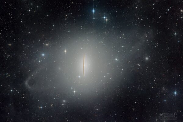 APOD: 2026, 5 de outubro - M104: As correntes de maré da Galáxia Sombrero