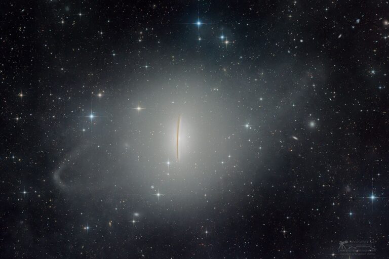APOD: 2026, 5 de outubro - M104: As correntes de maré da Galáxia Sombrero