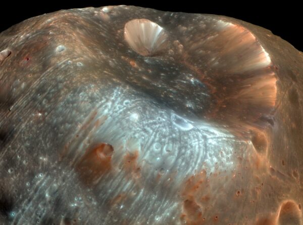 APOD: 9 de outubro de 2026 – Cratera Stickney