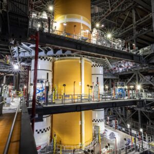 Artemis III SLS Core Stage junta-se aos Boosters no Kennedy