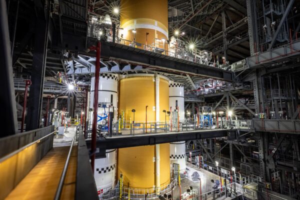 Artemis III SLS Core Stage junta-se aos Boosters no Kennedy