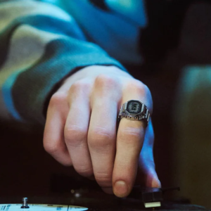 Casio prepara novo anel que funciona como um relógio digital no dedo
