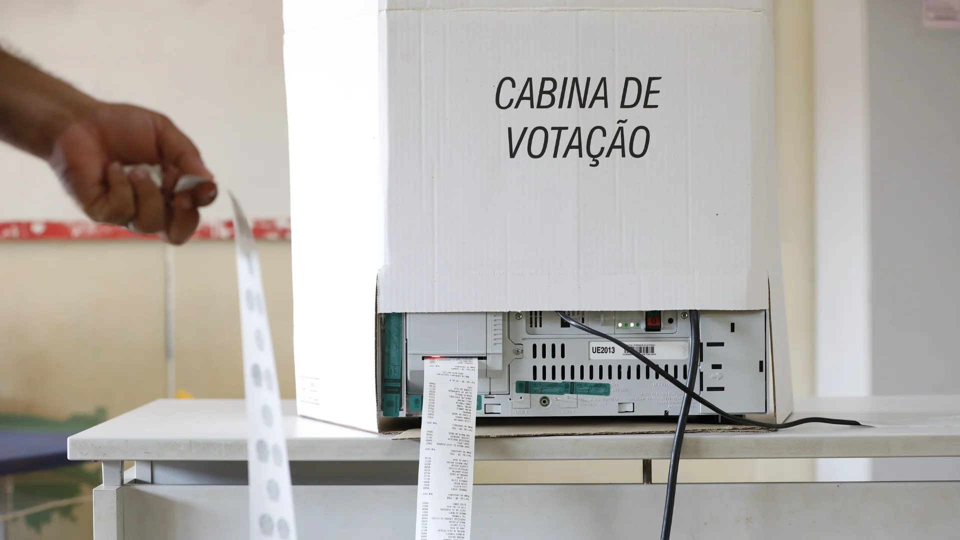 Editar informações da imagem cabina de votação eleições