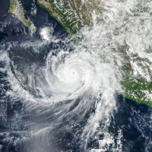 Furacão Simon espreita na costa mexicana