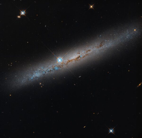 Hubble da NASA espia Spiral's Edge