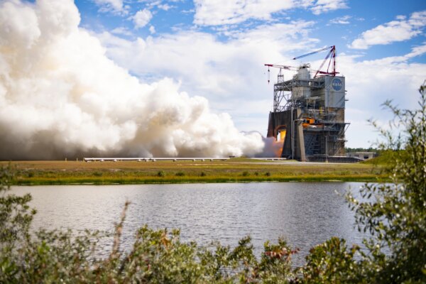 NASA realiza teste de motor RS-25 em apoio a futuras missões Artemis