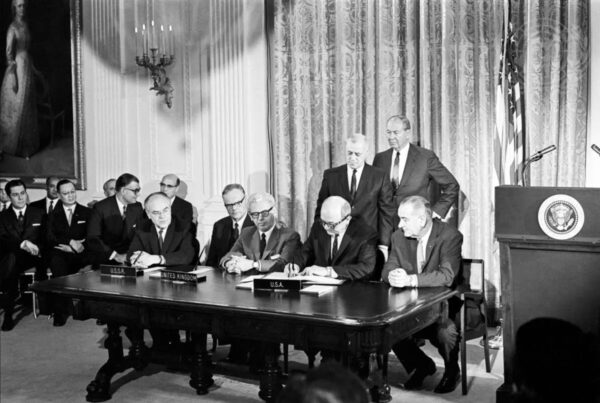 Neste dia no espaço! 10 de outubro de 1967: O Tratado do Espaço Exterior é ratificado para definir como os países podem usar o espaço exterior
