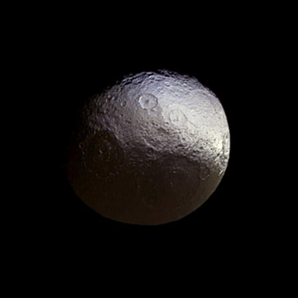 Neste dia no espaço! 25 de outubro de 1671: O astrônomo Giovanni Cassini descobre Jápeto, a lua 'yin-yang' de Saturno