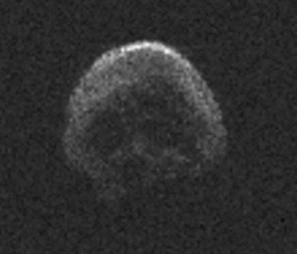 Neste dia no espaço! 31 de outubro de 2015: Asteróide assustador de Halloween em forma de caveira voa pela Terra, a NASA o chama de 'Grande Abóbora'