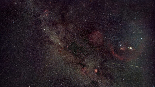 O cometa Halley deslumbra de longe em espetacular astrofoto da chuva de meteoros Orionídeos