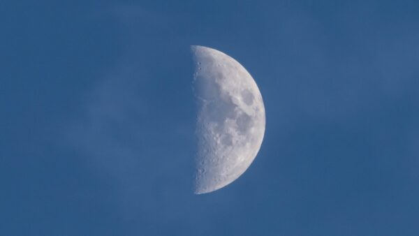 Por que você pode ver a lua durante o dia? Esta semana é o momento perfeito para descobrir