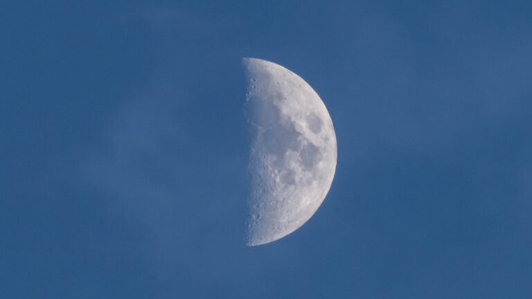 Por que você pode ver a lua durante o dia? Esta semana é o momento perfeito para descobrir