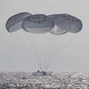 SpaceX Crew-12 da NASA desce e define briefing para discutir a missão