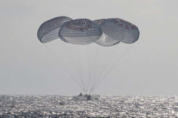 SpaceX Crew-12 da NASA desce e define briefing para discutir a missão