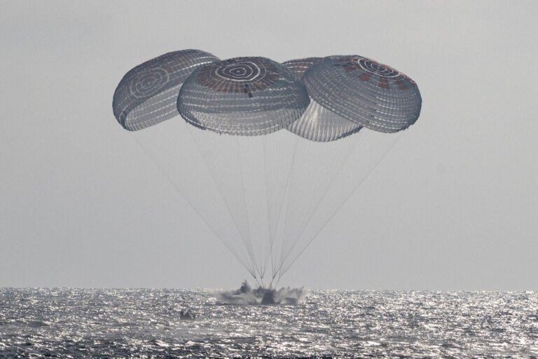 SpaceX Crew-12 da NASA desce e define briefing para discutir a missão