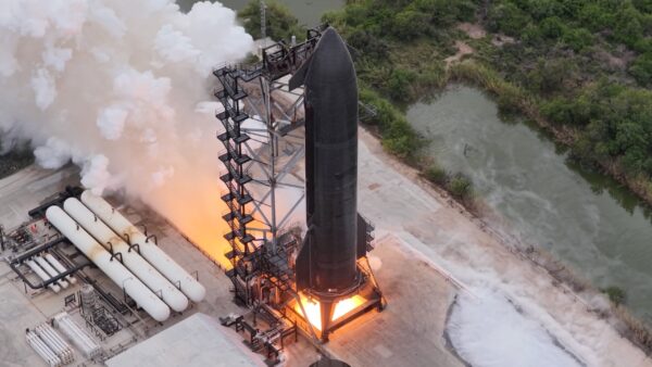 SpaceX aciona o estágio superior da Starship antes do lançamento do teste do vôo 15 (vídeo)