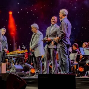 'Vamos todos escolher tornar o amanhã melhor', astronautas do Artemis II homenageados com a Medalha Stephen Hawking no Starmus