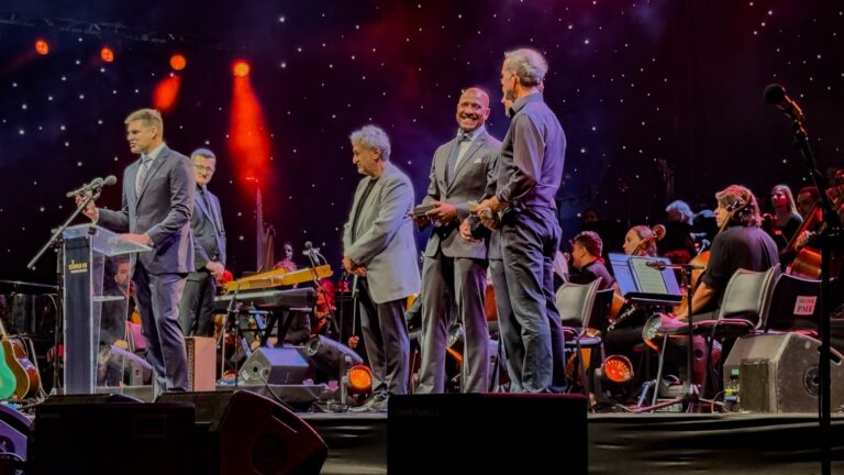 'Vamos todos escolher tornar o amanhã melhor', astronautas do Artemis II homenageados com a Medalha Stephen Hawking no Starmus