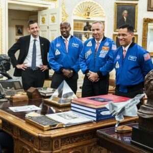 Veja os astronautas Artemis III da NASA encontrando Trump na Casa Branca enquanto treinam para um voo de teste crítico do módulo lunar em 2027 (fotos)
