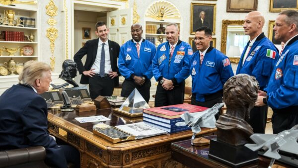 Veja os astronautas Artemis III da NASA encontrando Trump na Casa Branca enquanto treinam para um voo de teste crítico do módulo lunar em 2027 (fotos)